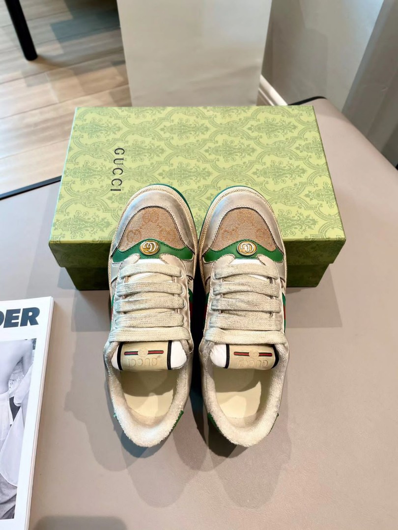 Женские бежевые кроссовки Gucci с зеленой подошвой