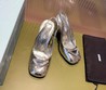 Женские туфли Prada кожаные серебристые