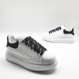 Кроссовки женские кожаные Alexander McQueen белые с черными шнурками