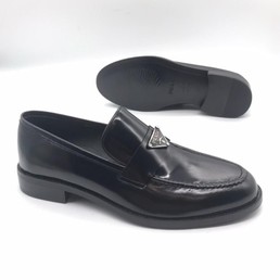 Лоферы кожаные Prada 2022-2023 черные