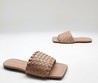 Женские шлепанцы Bottega Veneta 2022 кожаные бежевые