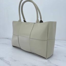 Женская сумка Bottega Veneta 2022 молочная 34x24x12