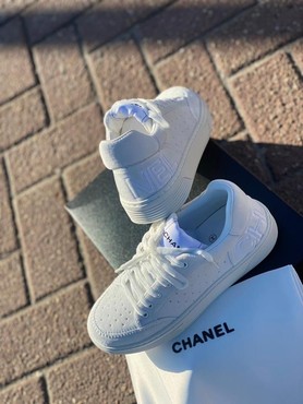 Женские кроссовки Chanel 2022 замшевые белые