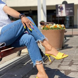 Босоножки открытые Bottega Veneta кожаные желтые