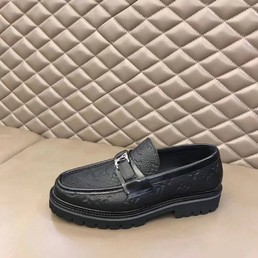 Мужские кожаные лоферы Louis Vuitton 2022 черные с орнаментом LV