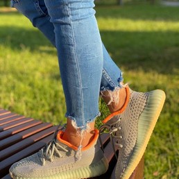 Женские кроссовки Adidas Yeezy серые с оранжевым