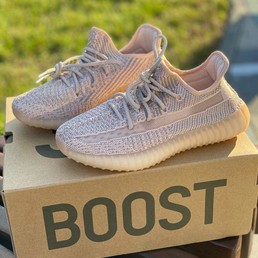 Женские кроссовки Adidas Yeezy бежевые