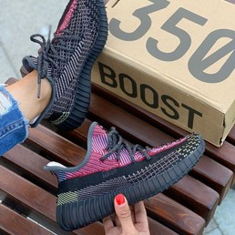 Женские кроссовки Adidas Yeezy черные с красным