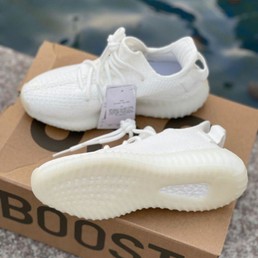 Женские кроссовки Adidas Yeezy белые