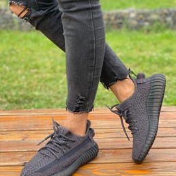 Женские кроссовки Adidas Yeezy черные