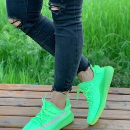 Женские кроссовки Adidas Yeezy зеленые