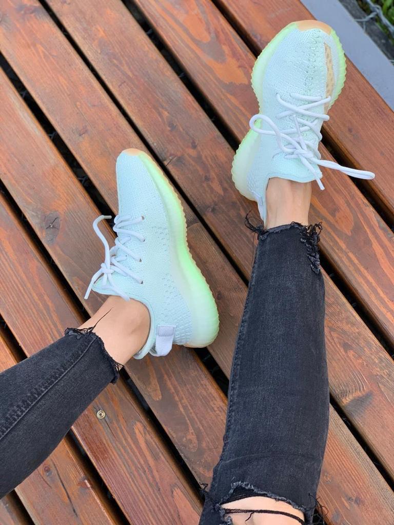 Женские кроссовки Adidas Yeezy голубые с зеленым