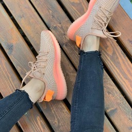 Женские кроссовки Adidas Yeezy бежевые с красным