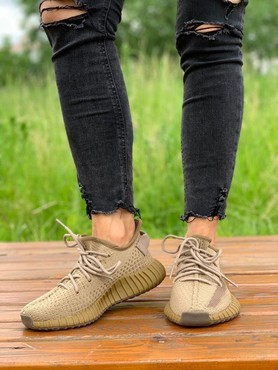 Женские кроссовки Adidas Yeezy песочно-бежевые