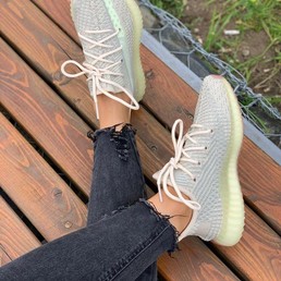 Женские кроссовки Adidas Yeezy серые с зеленым