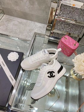 Женские летние кроссовки Chanel 2022 белые с черным логотипом