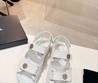 Сандалии женские Chanel 2022 белые кожаные с текстурой