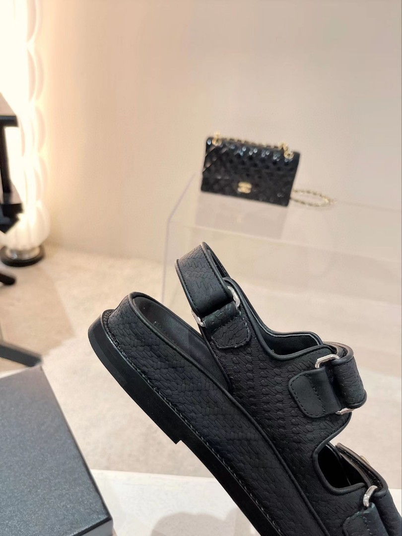 Сандалии женские Chanel 2022 черные кожаные с текстурой