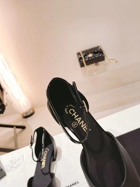 Босоножки Chanel 2022 кожаные черные с глянцевым носом