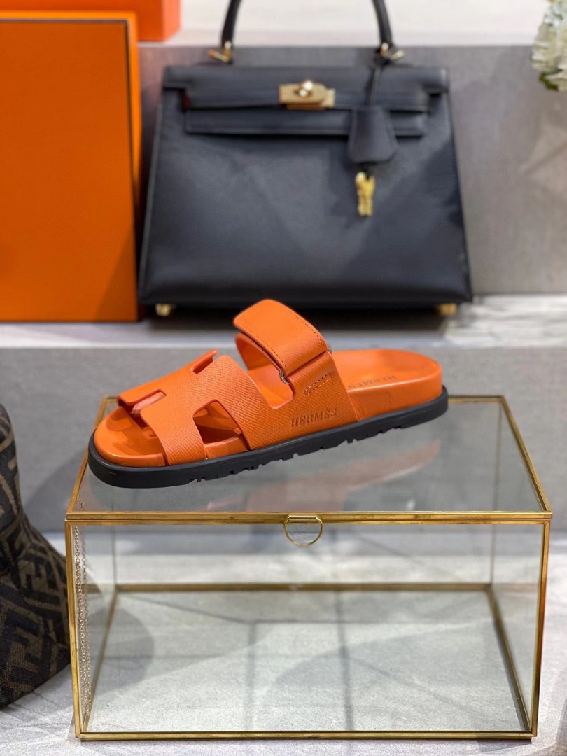 Женские кожаные сандалии Hermes 2022 оранжевые с черной подошвой