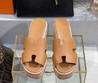 Женские кожаные шлепанцы Hermes 2022 коричневые на платформе