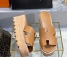 Женские кожаные шлепанцы Hermes 2022 коричневые на платформе