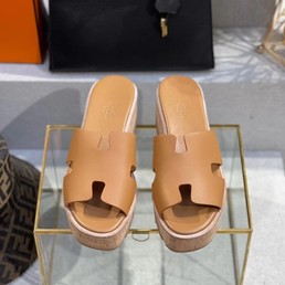 Женские кожаные шлепанцы Hermes 2022 коричневые на платформе