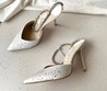 Женские туфли Jimmy Choo 2022 белые атласные со стразами