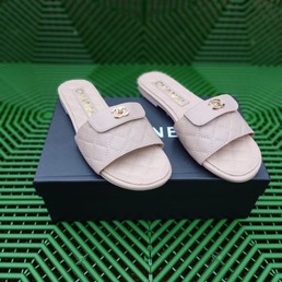 Шлепанцы Chanel 2022-2023 кремовые со значком