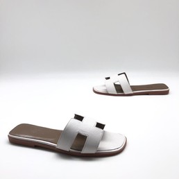 Женские шлепки Hermes белые кожаные с коричневой стелькой