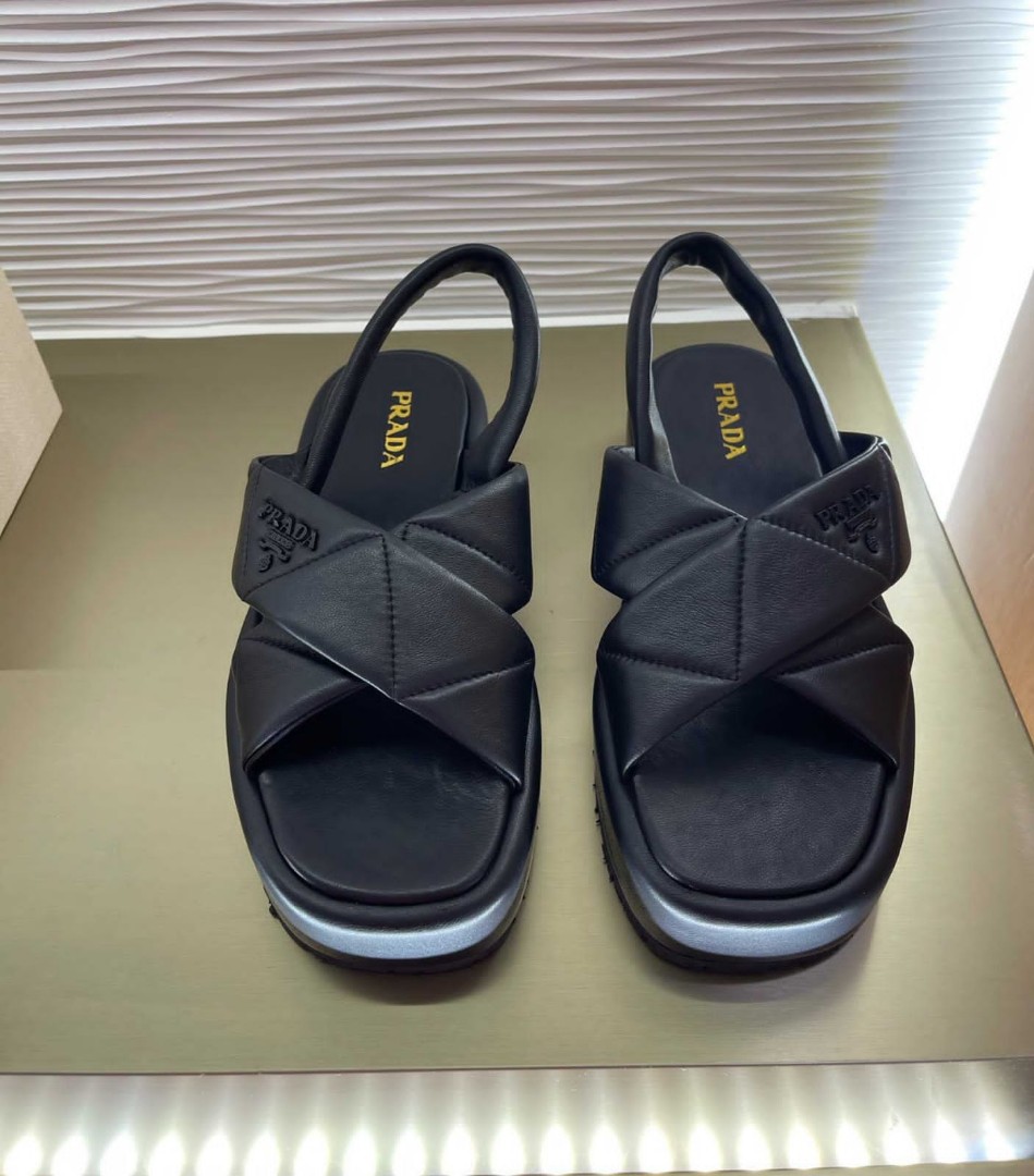 Женские сандалии Prada 2022-2023 кожаные черные