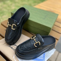 Женские мюли Gucci new collection черные с тиснением GG