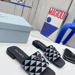 Женские шлепанцы кожаные Prada черный с голубым