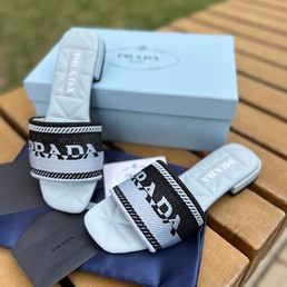 Женские шлепанцы кожаные Prada голубые