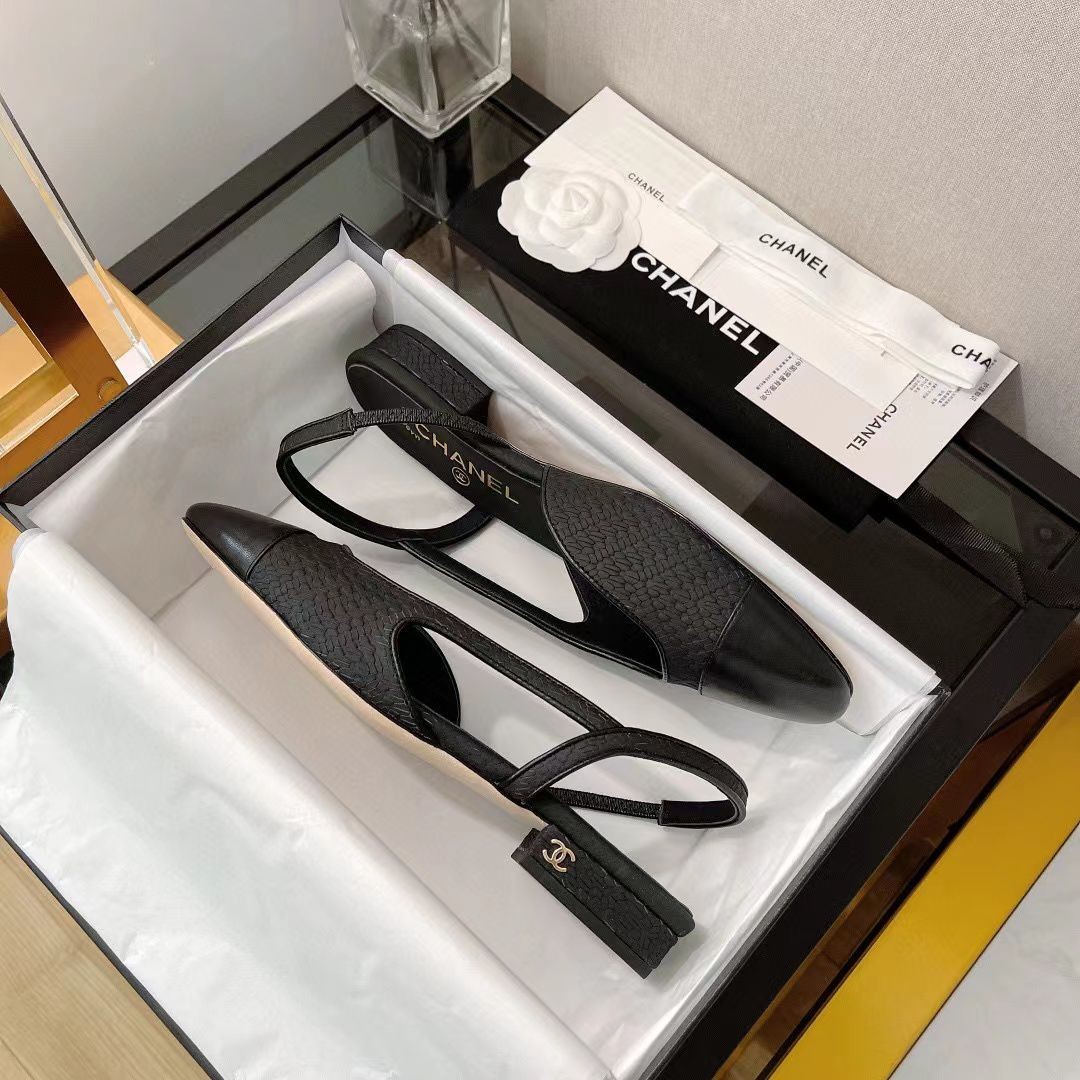 Босоножки женские Chanel 2022 черные кожаные с небольшим каблуком