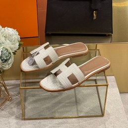Женские шлепки Hermes белые рельефные с коричневой стелькой
