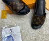 Мужские шлепанцы Louis Vuitton 2022-2023 с орнаментом LV черные с коричневым