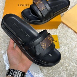 Мужские шлепанцы Louis Vuitton 2022-2023 с орнаментом LV черные с коричневым элементом