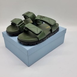 Женские сандалии Prada 2022 кожаные зеленые с пряжкой с гравировкой