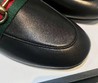 Женские лоферы Gucci черные кожаные с зеленым элементом