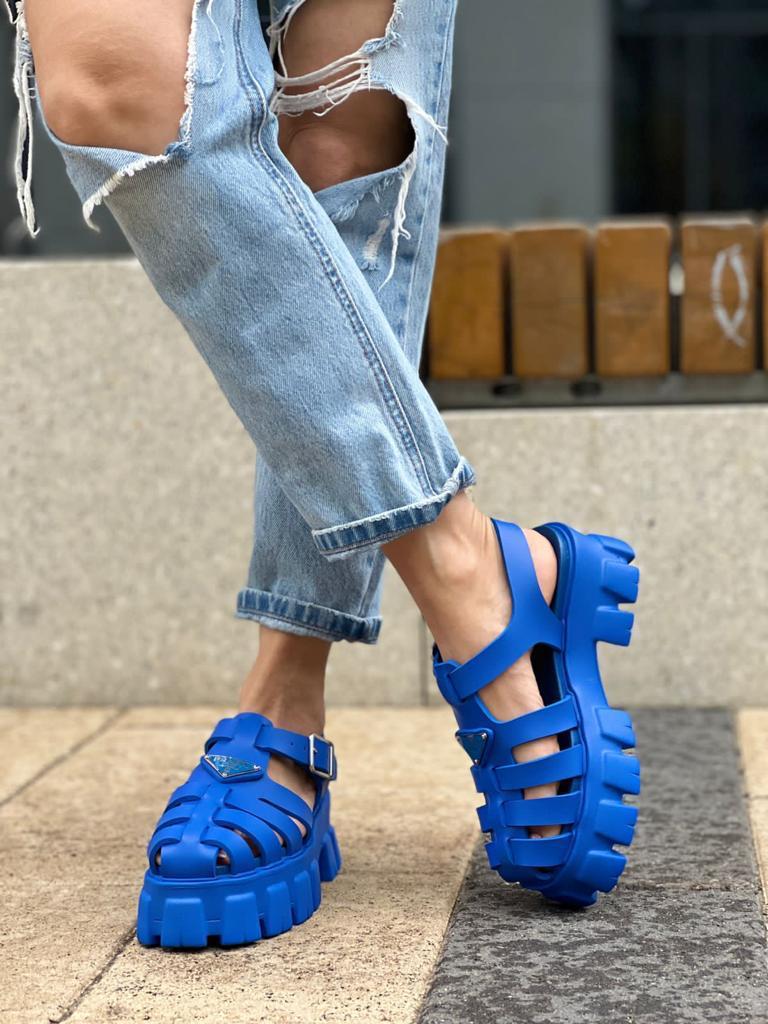 Женские сандалии Prada 2022 кожаные синие