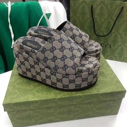 Женские босоножки Gucci New Collection на платформе серые с синим орнаментом