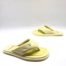 Шлепанцы Chanel 2022 желтые кожаные