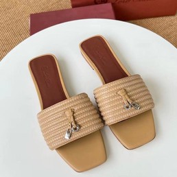 Женские шлепанцы Loro Piana Sprightly Charms бежевые кожаные