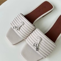 Женские шлепанцы Loro Piana Sprightly Charms белые кожаные