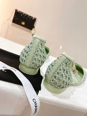 Босоножки женские Chanel 2022 зеленые кожаные с небольшим каблуком