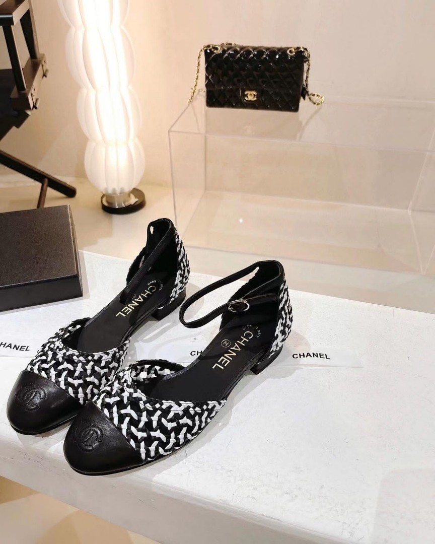 Босоножки женские Chanel 2022 черные с белым с небольшим каблуком