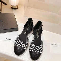 Босоножки женские Chanel 2022 черные с белым с небольшим каблуком