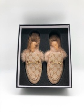 Женские зимние кожаные лоферы Gucci бежевые с мехом закрытая пятка