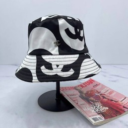 Женская панама Chanel 2022 белая с черным рисунком